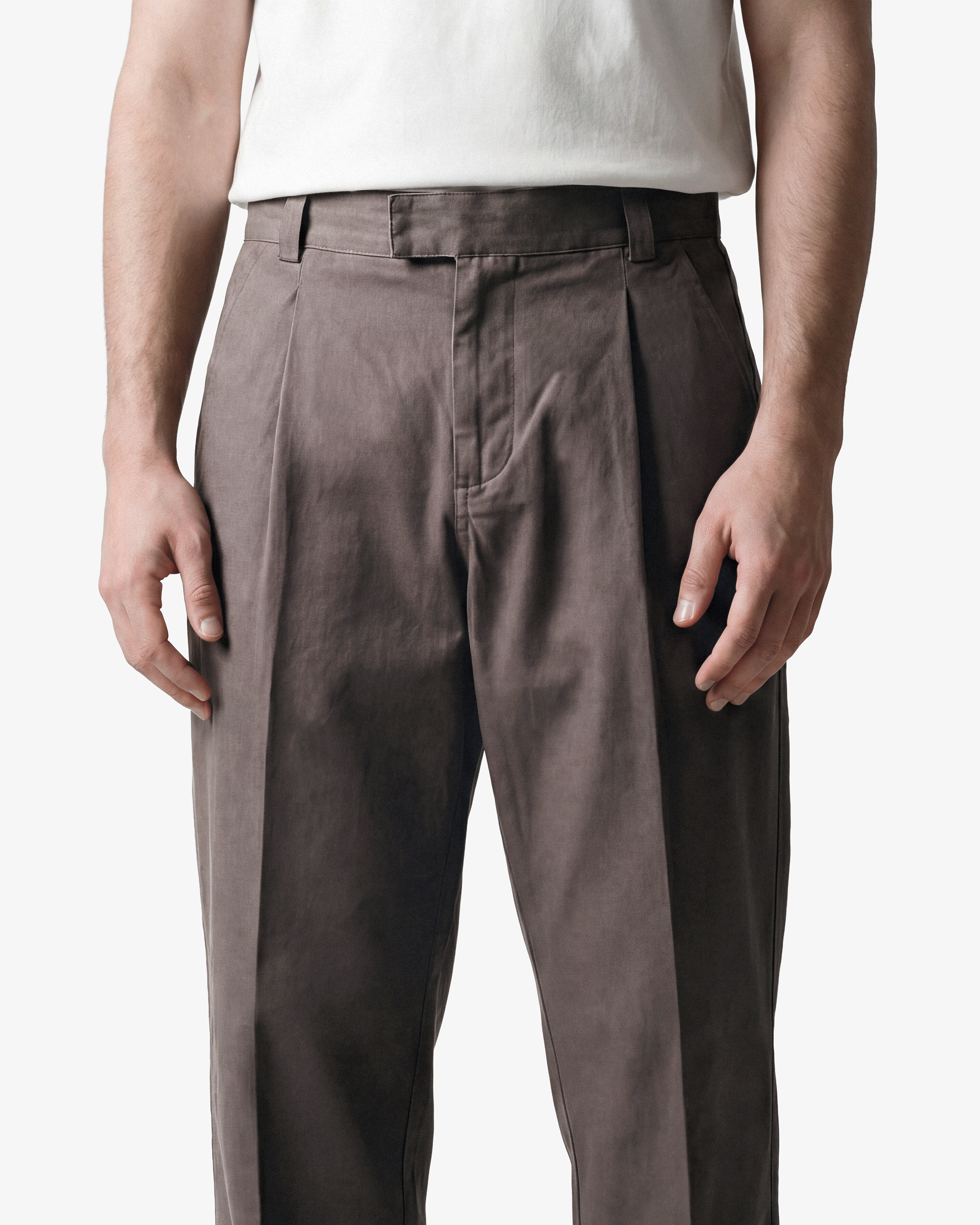 Close up Casualist pleated trousers brown detail