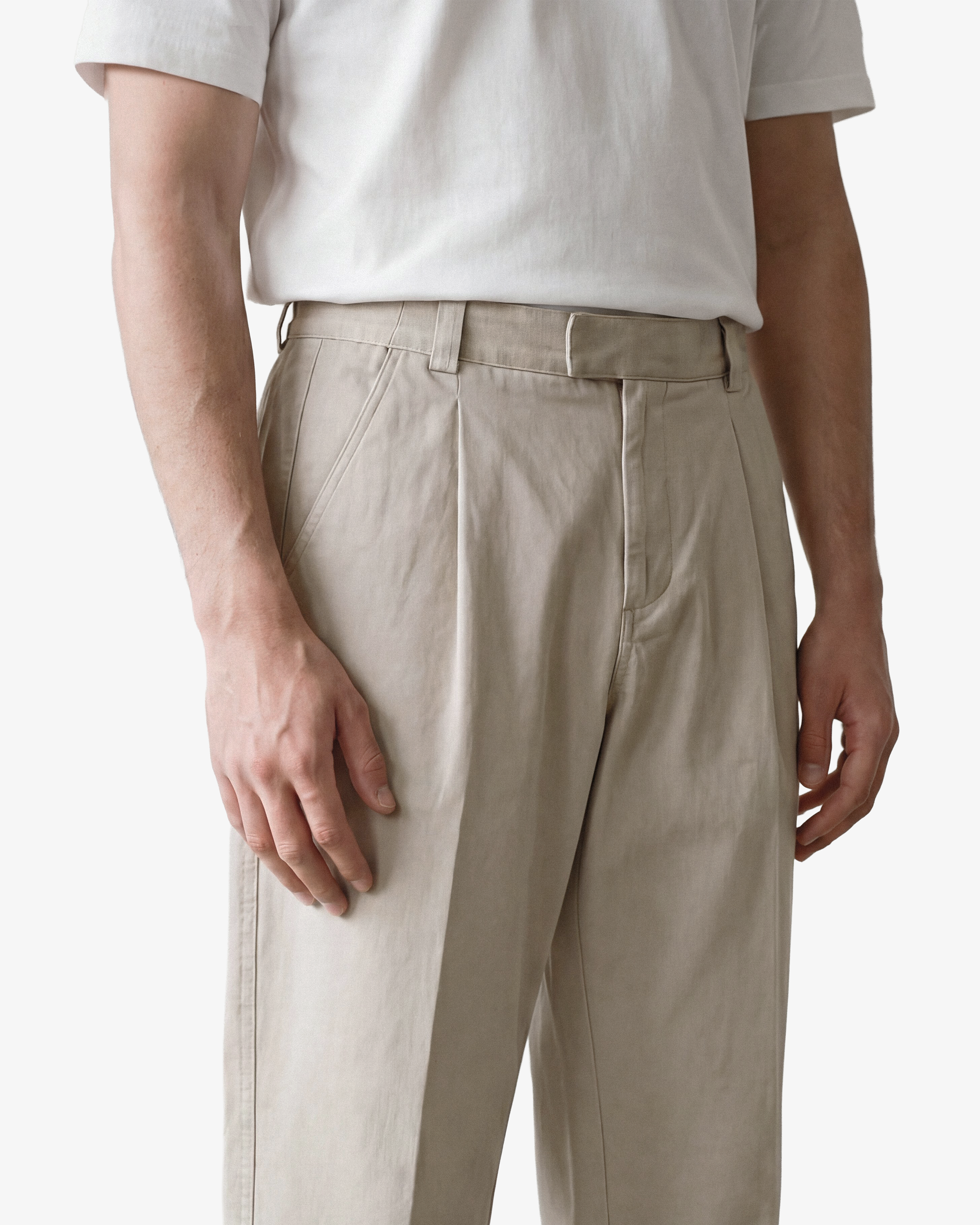 Close up Casualist pleated trousers ivory fabric detail